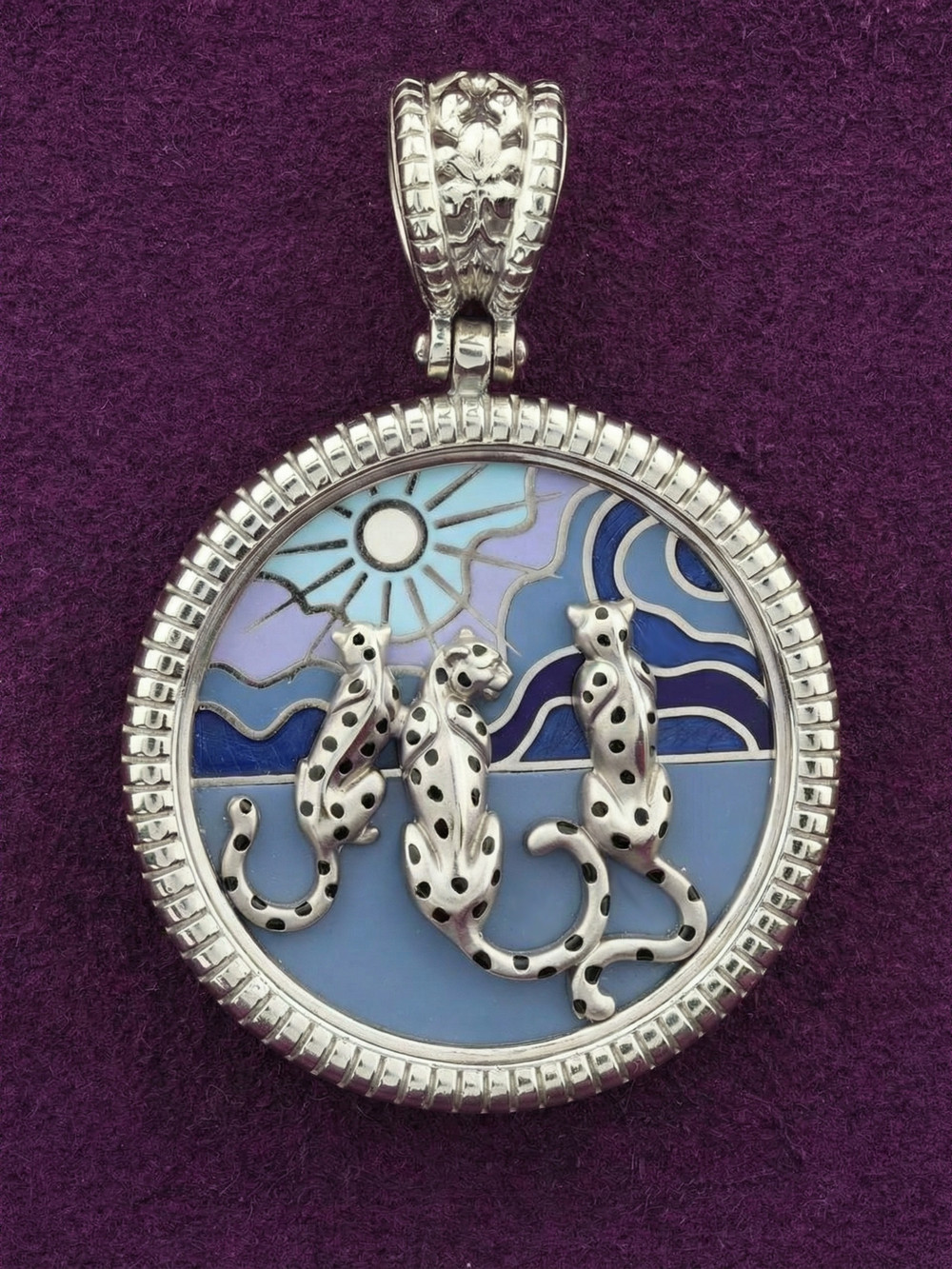 Подвеска из белого золота c эмалью