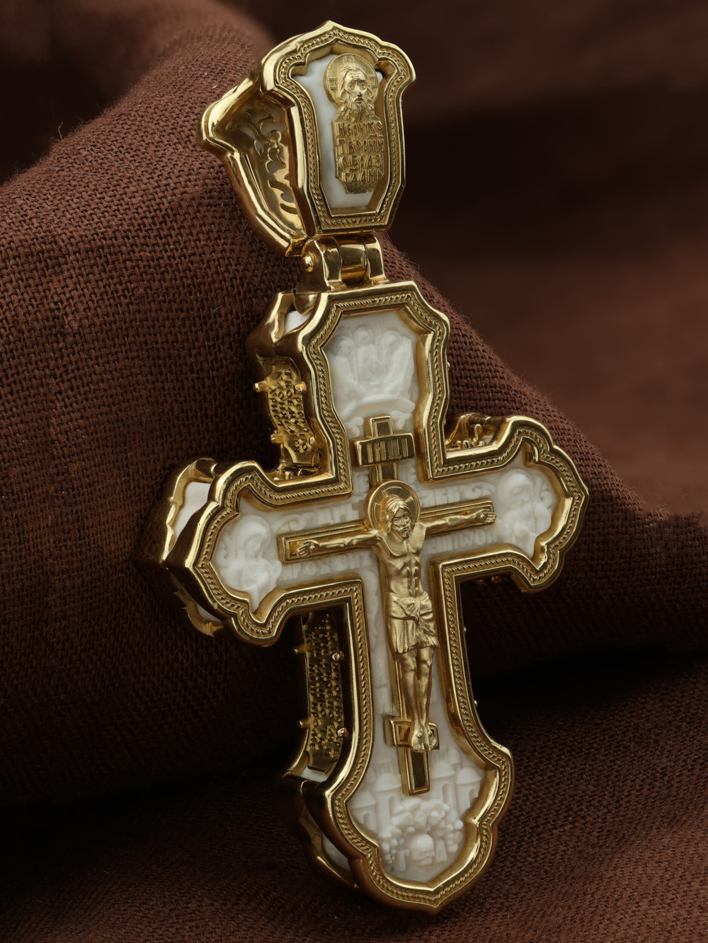 Крест из лимонного золота c бивнем мамонта