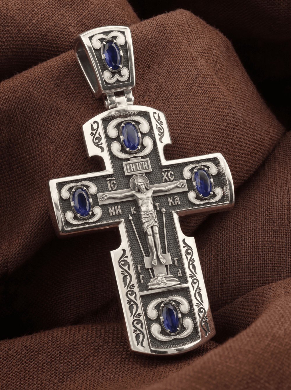 Крест из белого золота c эмаль и сапфиром