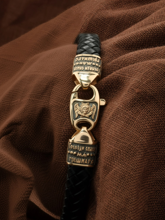 Браслет из золота c шнурком