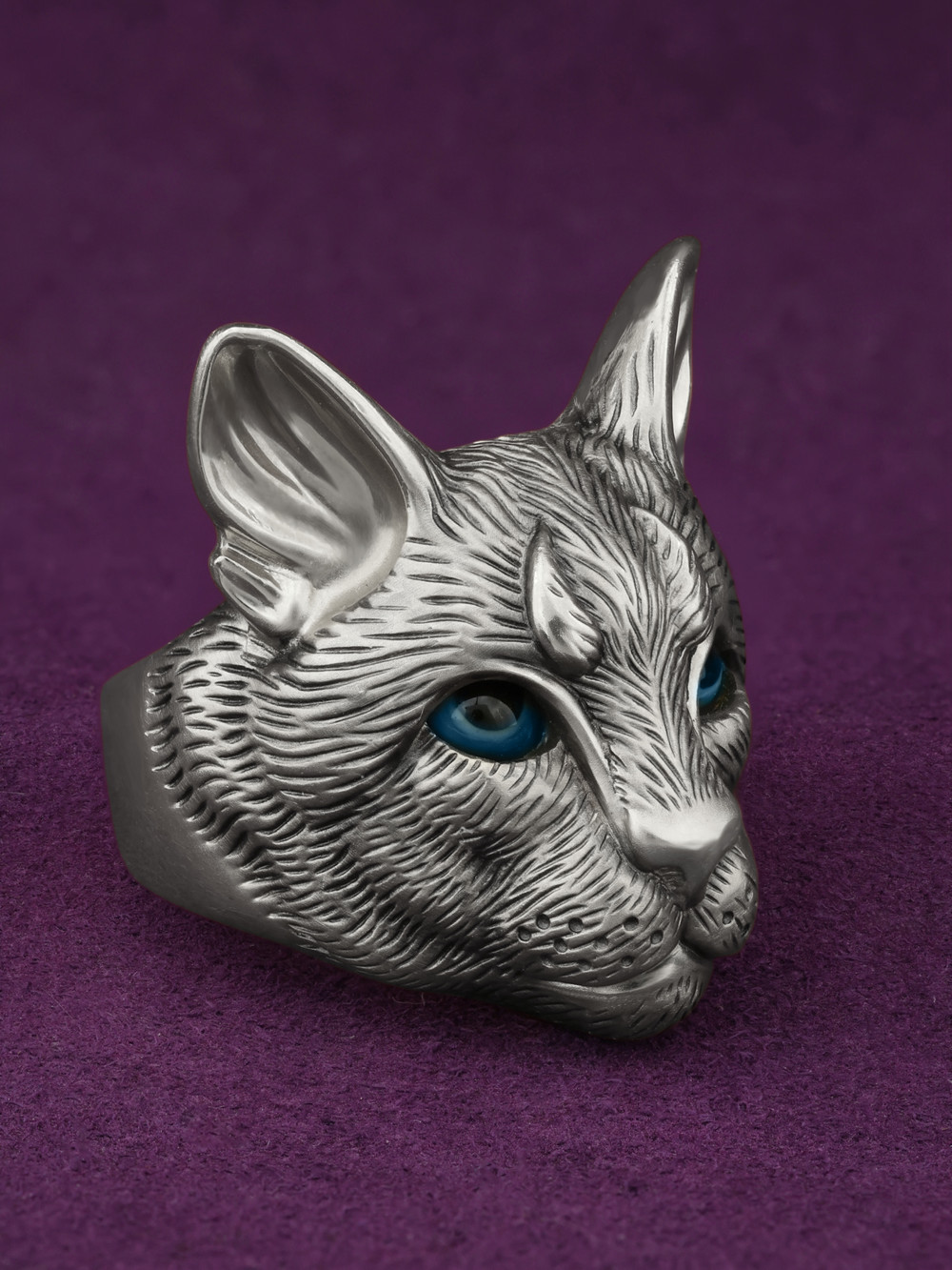 Кольцо из белого золота c эмаль