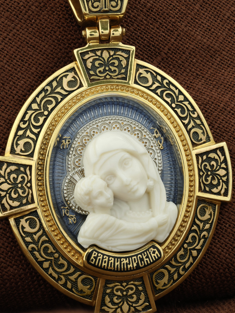 Образок из лимонного золота c эмаль и бивнем мамонта