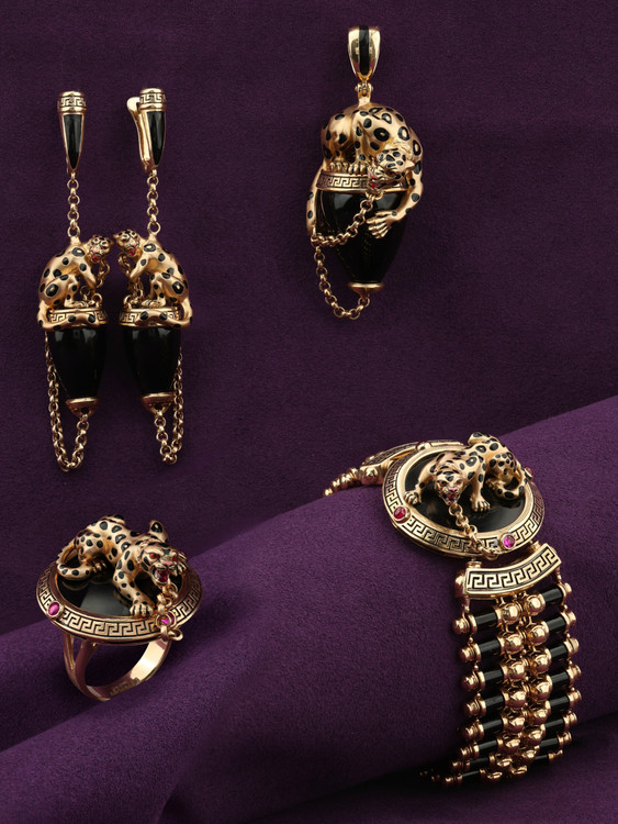 Кольцо из золота c эмалью, ониксом и рубином