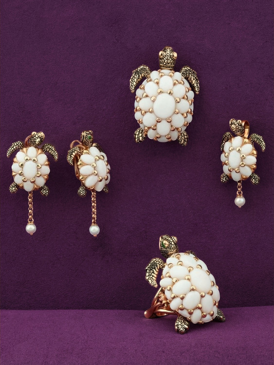 Подвеска из золота c эмалью, жемчугом и бивнем мамонта