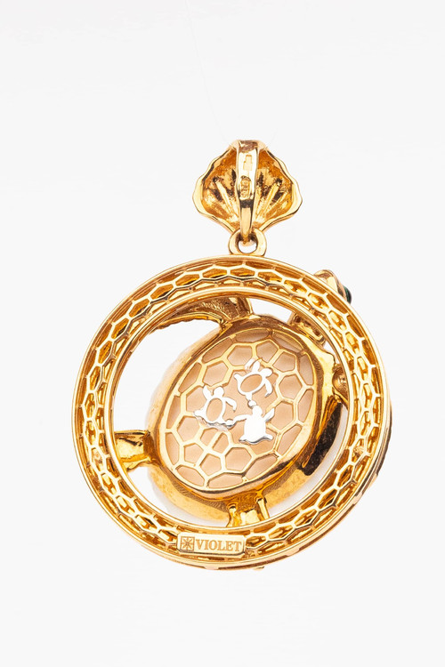 Подвеска из золота c эмалью и бивнем мамонта