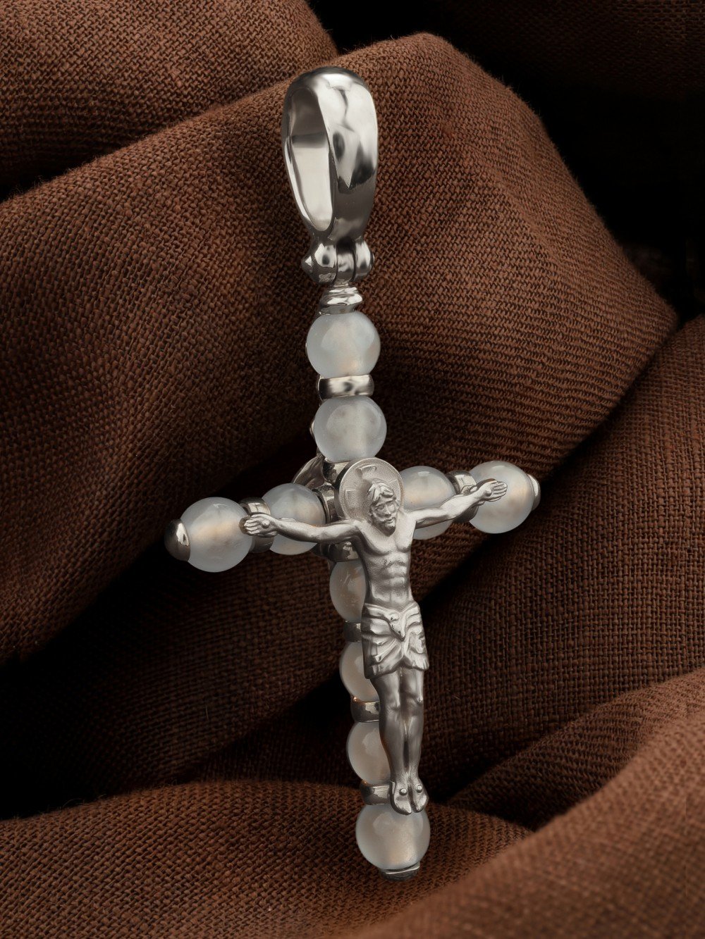 Крест из белого золота c агатом