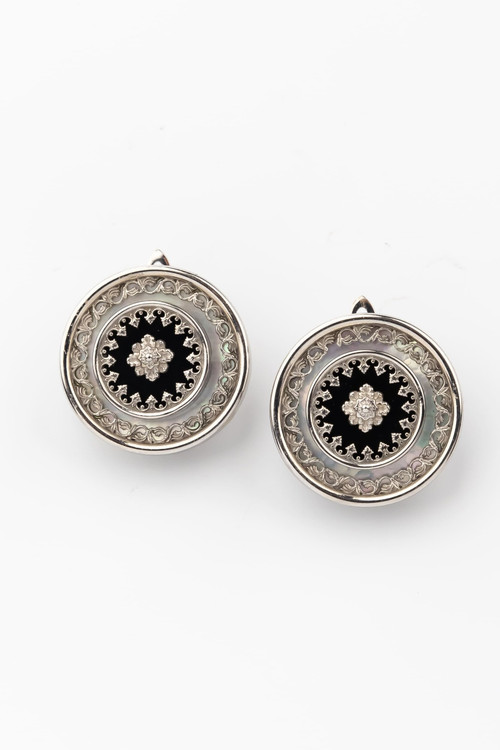 Серьги из белого золота c ониксом и перламутром