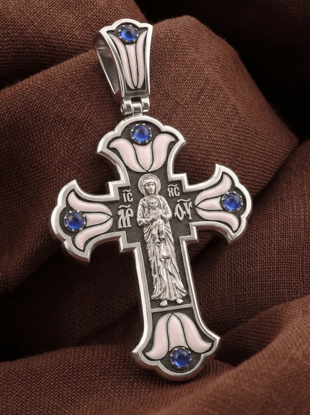 Крест из белого золота c эмаль и сапфиром