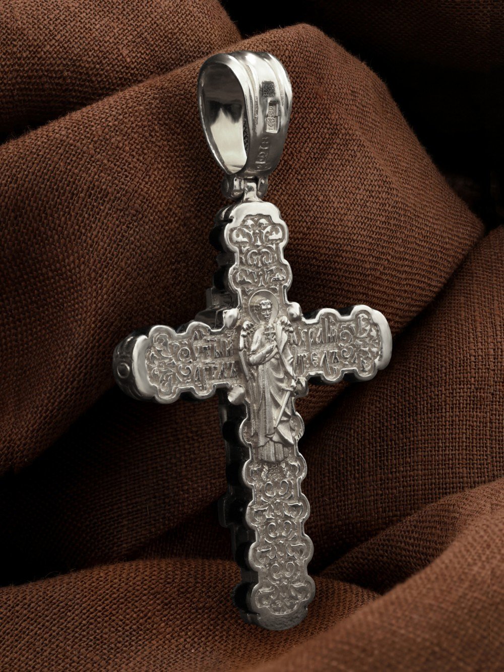 Крест из белого золота c ониксом