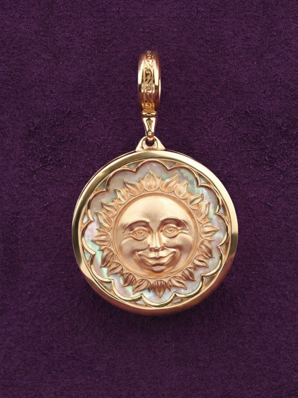 Подвеска из золота c ониксом и перламутром