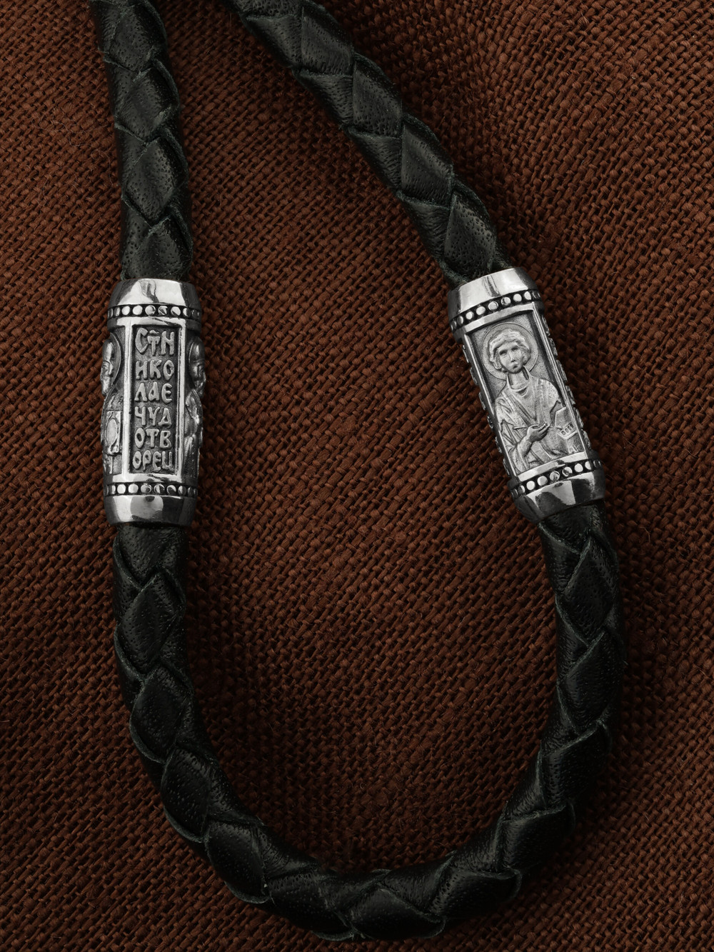 Шнурок кожаный из белого золота c кожаным шнурком и ониксом