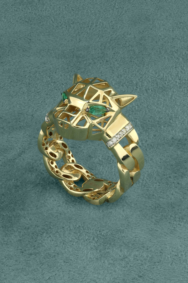 Кольцо из лимонного золота c бриллиантами и изумрудом