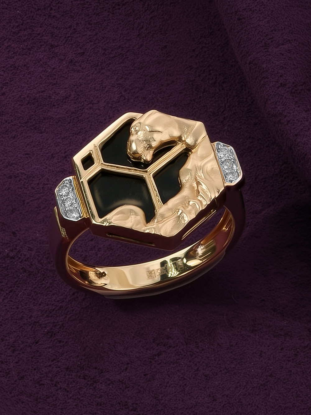 Кольцо из золота c бриллиантами и ониксом