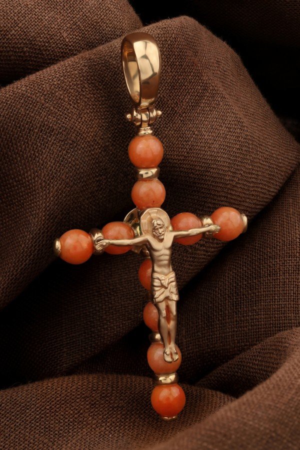 Крест из золота c кораллом