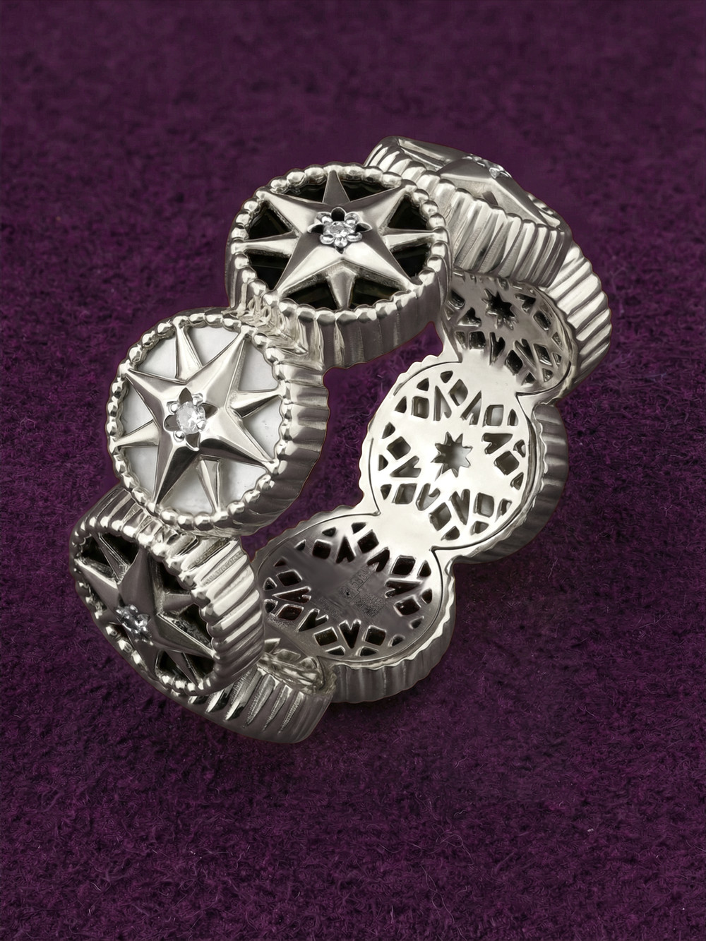 Кольцо из белого золота c бриллиантами, ониксом и перламутром