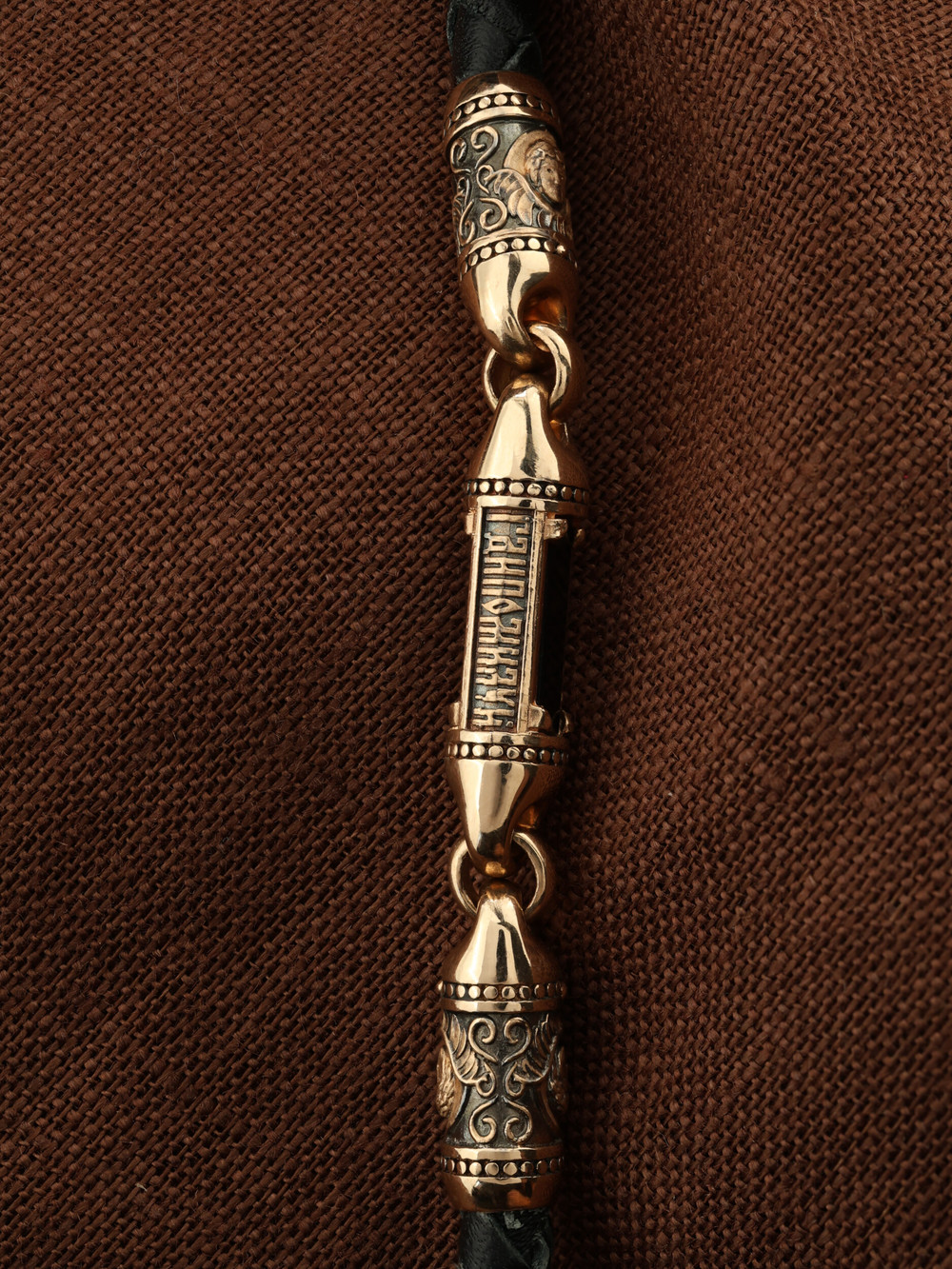 Шнурок кожаный из золота c кожаным шнурком и ониксом