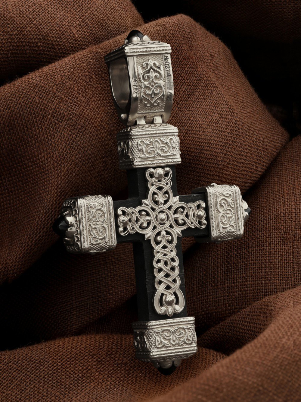 Крест из белого золота c эмаль , ониксом и эбеновым деревом