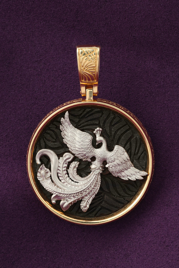 Подвеска из золота c эбеновым деревом