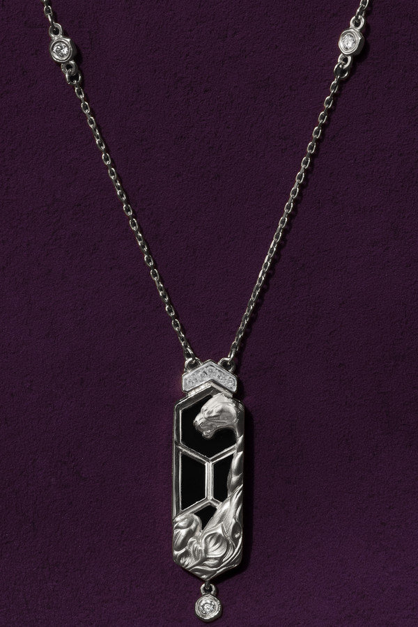 Колье из белого золота c бриллиантами и ониксом