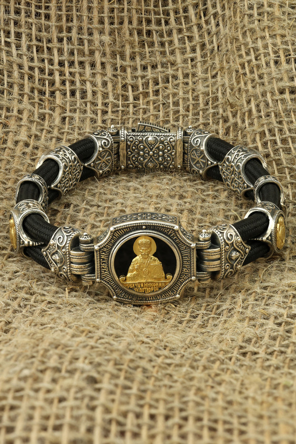 Браслет из серебра и золота c ониксом и шёлковым шнурком