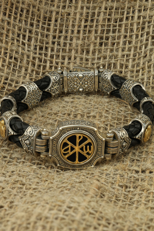 Браслет из серебра и золота c кожаным шнурком и ониксом