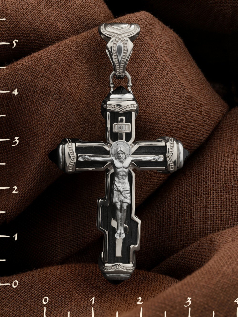 Крест из белого золота c ониксом и эбеновым деревом