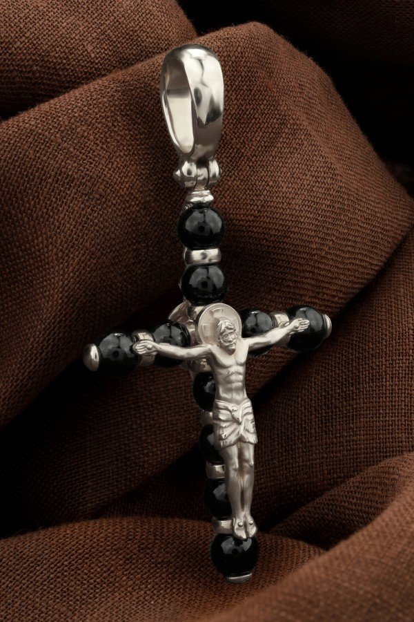 Крест из белого золота c ониксом