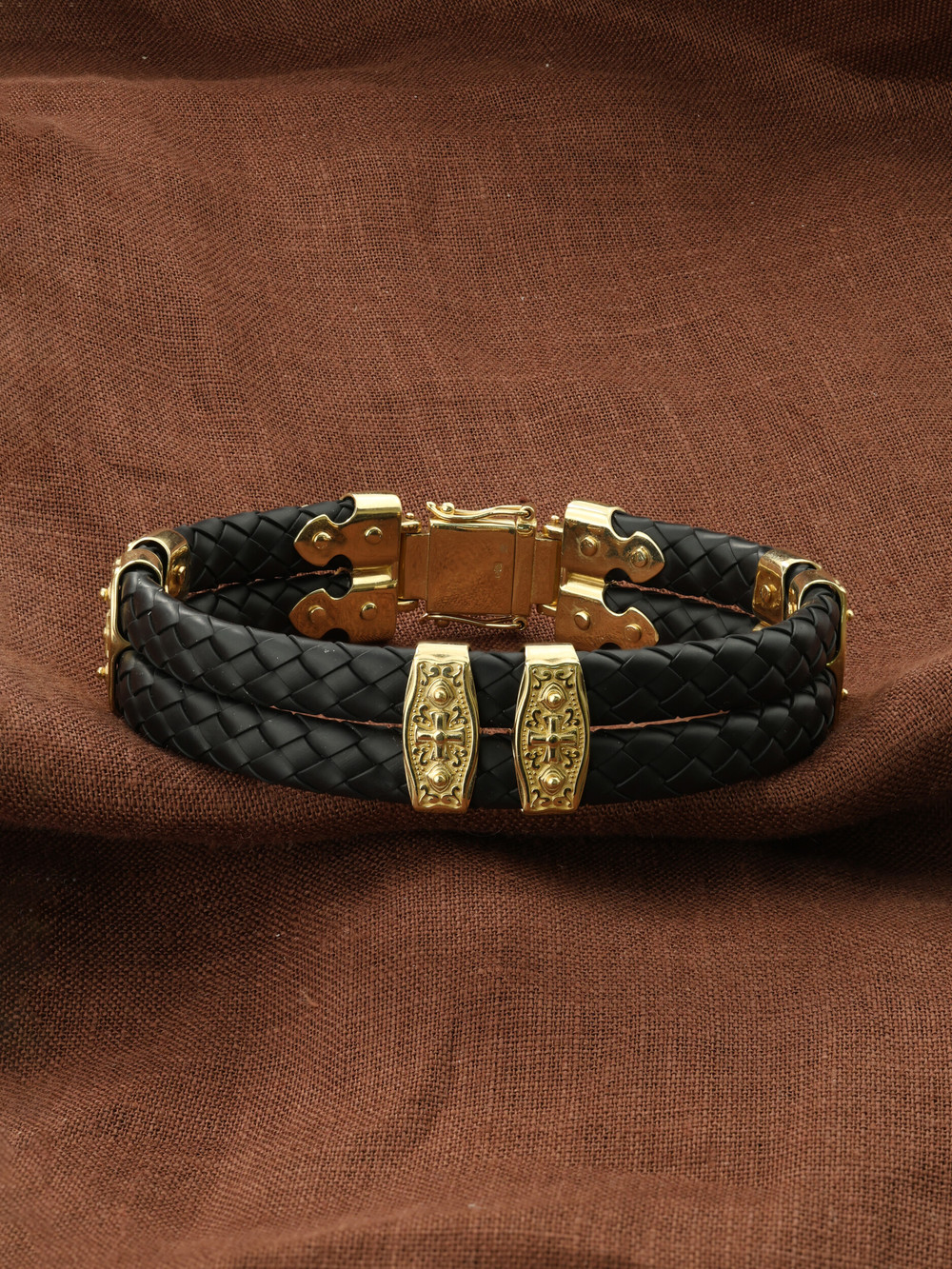 Браслет из золота c шнурком